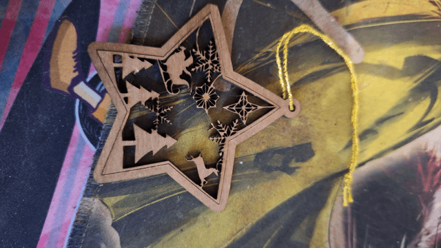 Décoration Étoile en Bois Fleurie | Ornement Sapin Motifs Naturels | Pendentif Noël Artisanat