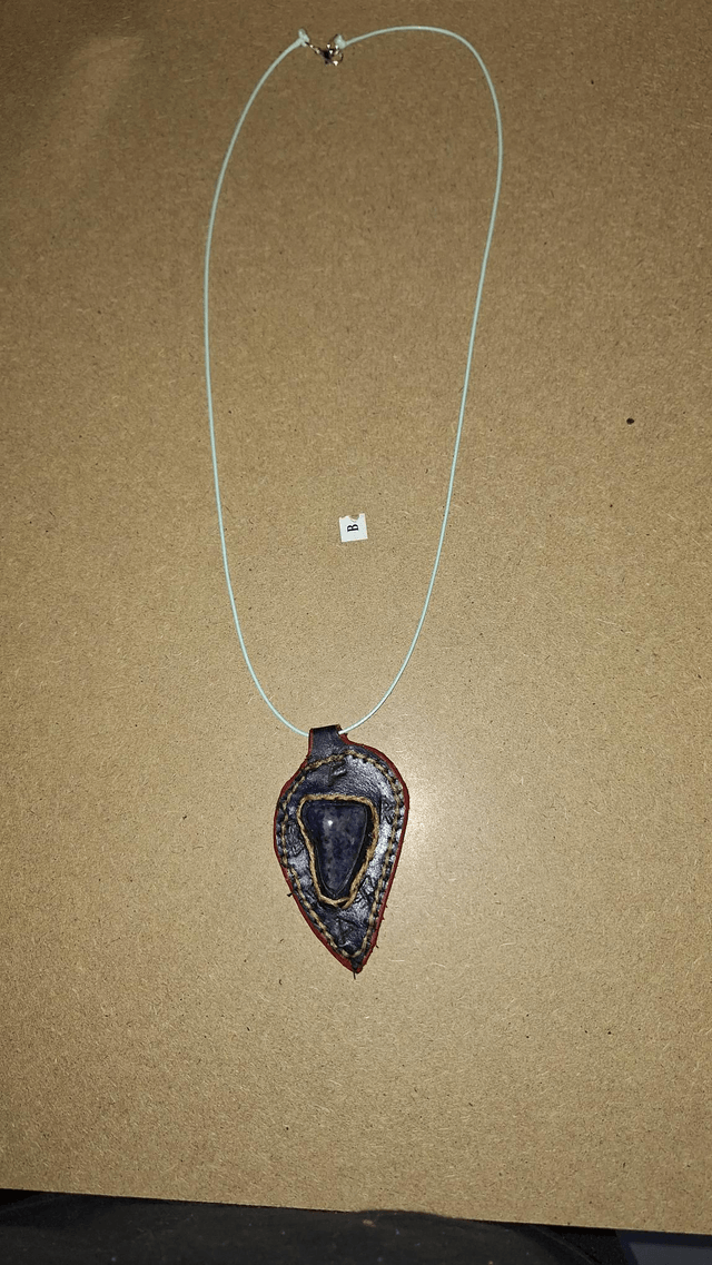 🧿 Pendentif “Cœur de Sodalite” – Talisman en cuir brut et pierre bleue