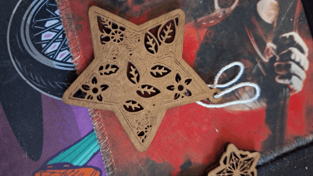 Décoration Étoile en Bois Fleurie | Ornement Sapin Motifs Naturels | Pendentif Noël Artisanat