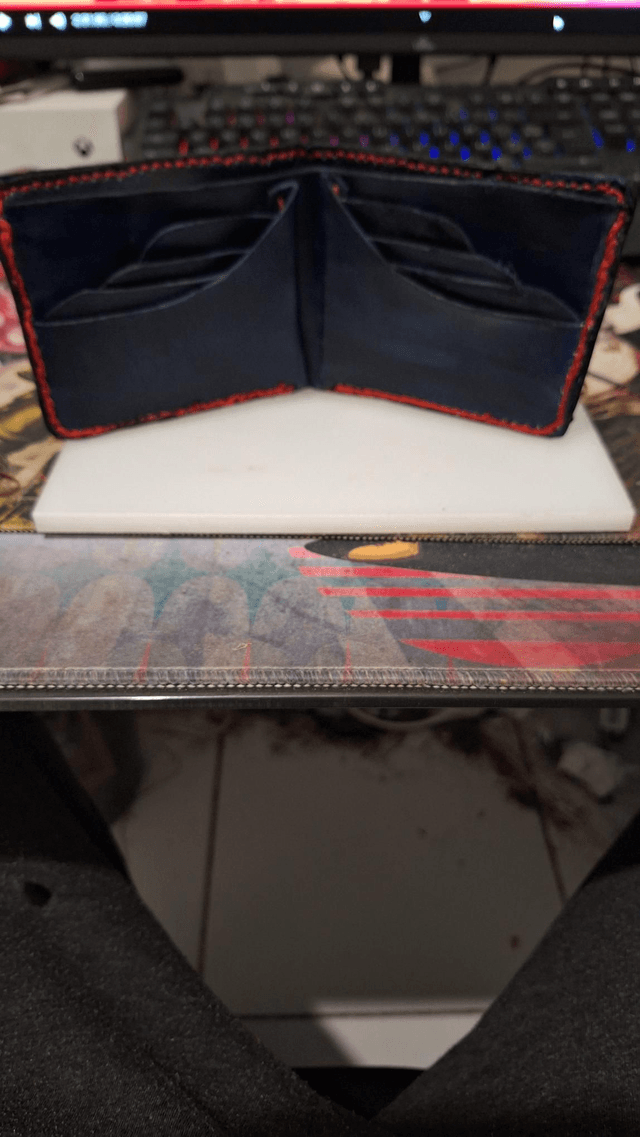 Portefeuille Cuir Noir Gravé Coq – Fait Main – Coutures Rouges – Symbole France