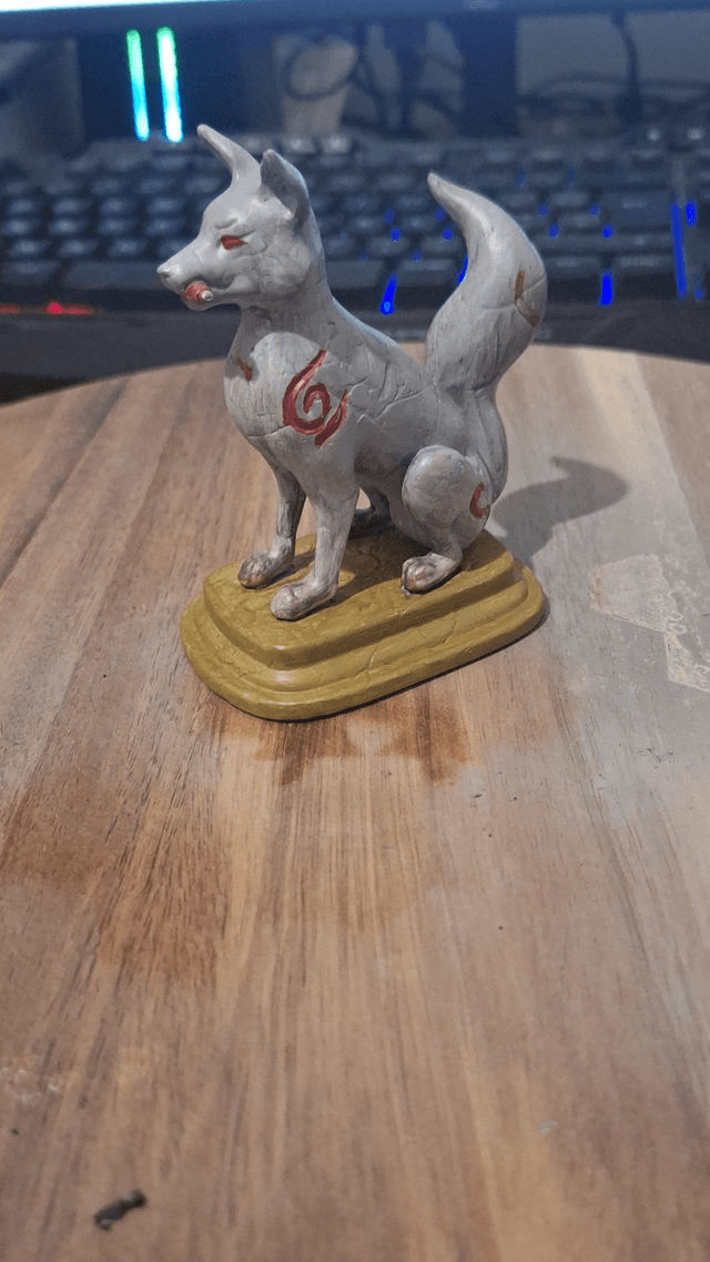 Figurine Esprit Renard Kitsune Gris Rouge - Sculpture Fantastique Japonaise