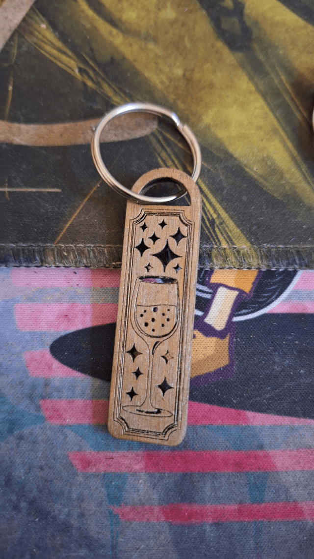 Porte-clés en Bois Verre à Vin et Étoiles | Cadeau Amoureux Vin | Accessoire Œnologie Unique