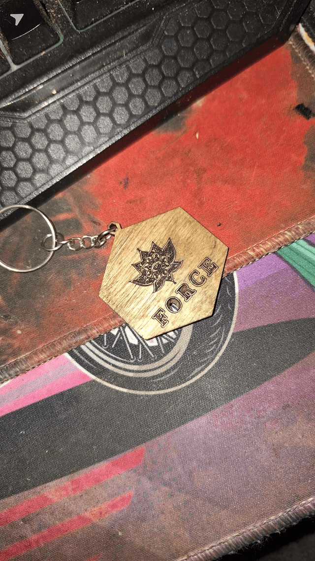 Porte-Clés Cheval Bois Gravé – Motif Équestre Hexagonal – Message Courage