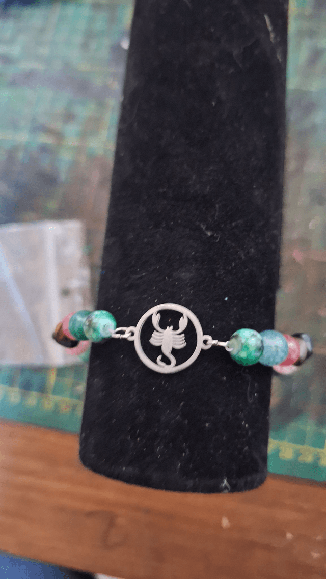 Bracelet Scorpion en Pierres Naturelles Multicolores - Bijou Zodiaque Élégant et Unique