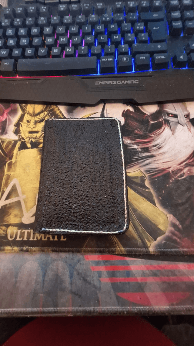 Porte-Passeport Cuir Noir Texturé – Fait Main – Coutures Blanches – Voyage Élégant