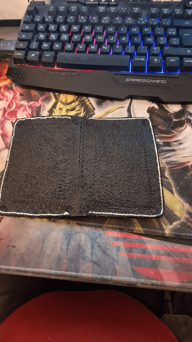 Porte-Passeport Cuir Noir Texturé – Fait Main – Coutures Blanches – Voyage Élégant
