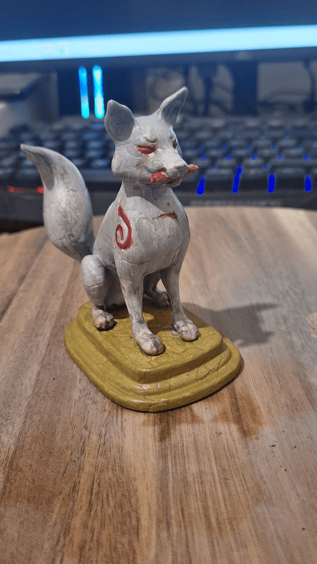Figurine Esprit Renard Kitsune Gris Rouge - Sculpture Fantastique Japonaise