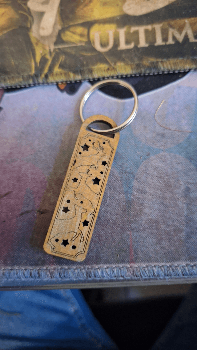Porte-clés en Bois Verre à Vin et Étoiles | Cadeau Amoureux Vin | Accessoire Œnologie Unique