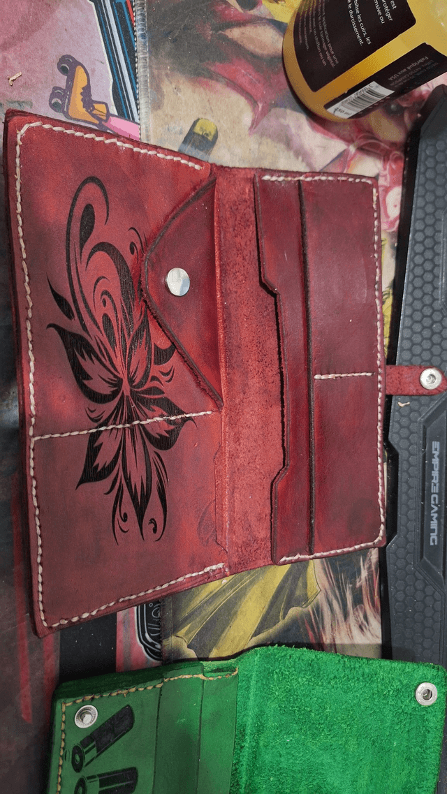 Pochette Cuir Rouge Gravé Cheval | Organisateur Voyage Fait Main | Cadeau Équestre Personnalisé
