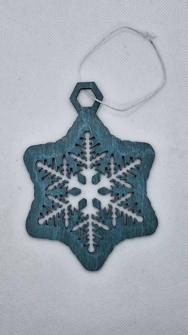 Décoration Flocon de Neige en Bois Bleu | Ornement Sapin Hivernal | Pendentif Noël Artisanat