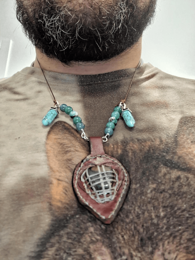 🗝️ Pendentif “Grille du Gardien” – Pierre celtique en cuir et cage argentée