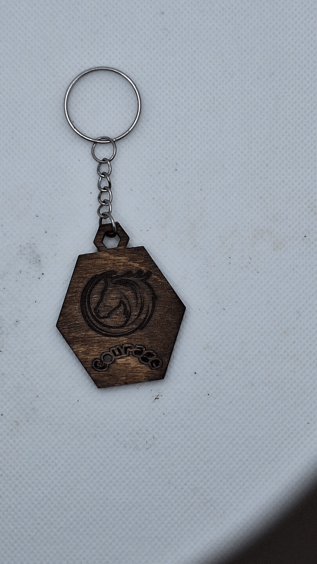 Porte-Clés Cheval Bois Gravé – Motif Équestre Hexagonal – Message Courage