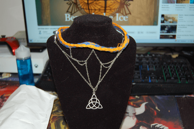  Collier Triskell Celtique – Tressage Artisanal Orange Bleu – Bijou Symbole Spirale