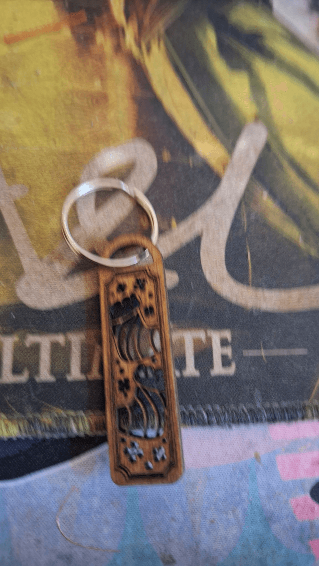 Porte-clés en Bois Verre à Vin et Étoiles | Cadeau Amoureux Vin | Accessoire Œnologie Unique
