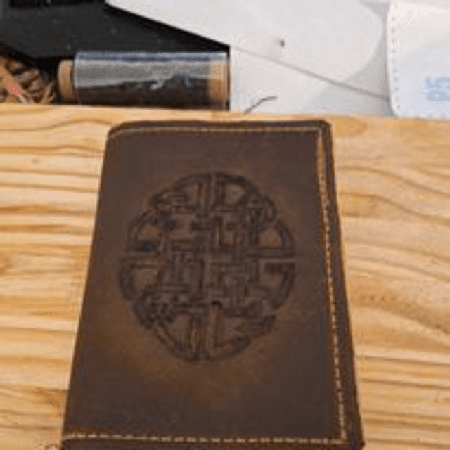 Porte-Passeport Cuir Marron Nœud Celtique – Gravure Main – Accessoire Voyage Ethnique