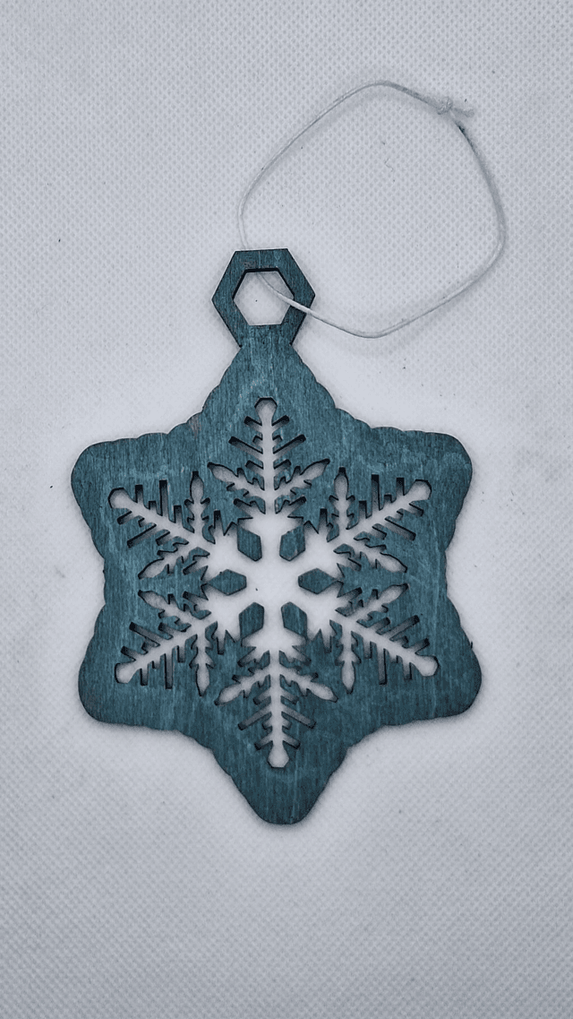 Décoration Flocon de Neige en Bois Bleu | Ornement Sapin Hivernal | Pendentif Noël Artisanat