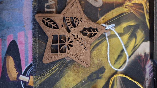 Décoration Étoile en Bois Fleurie | Ornement Sapin Motifs Naturels | Pendentif Noël Artisanat