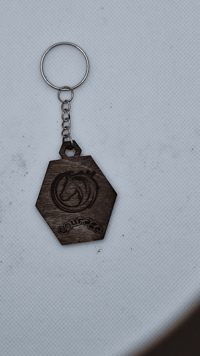 Porte-Clés Cheval Bois Gravé – Motif Équestre Hexagonal – Message Courage